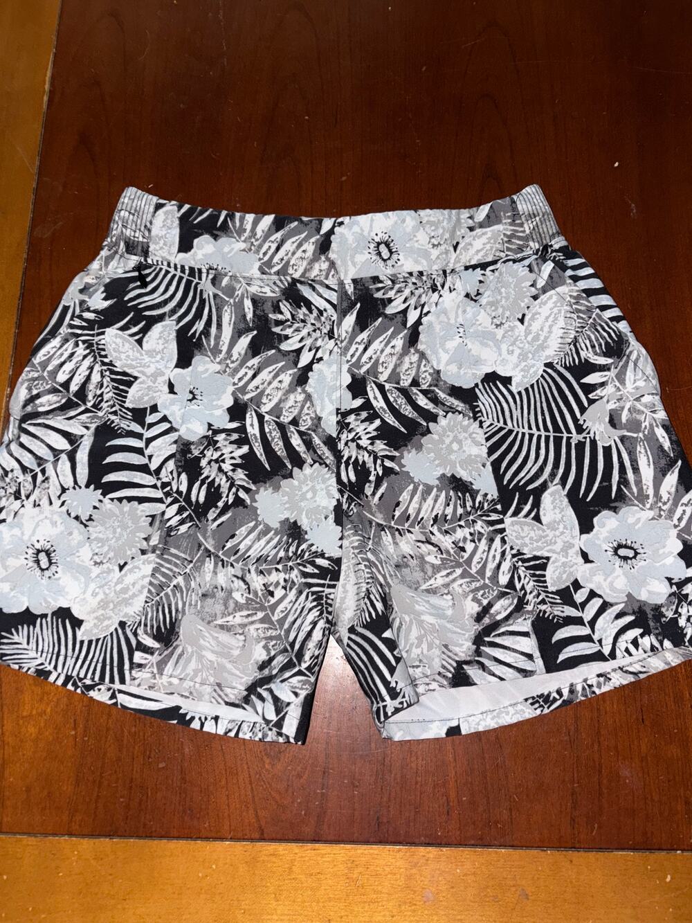 Black & White Columbia PFG Shorts XS